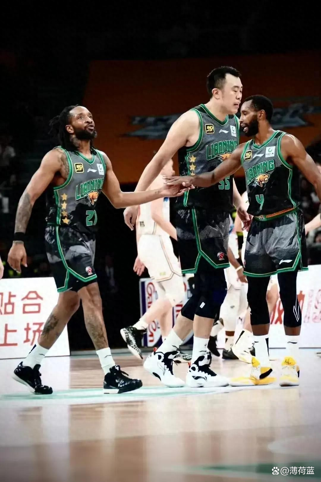 包含热血直流！一场慷慨激昂的体育对决引燃赛场的词条