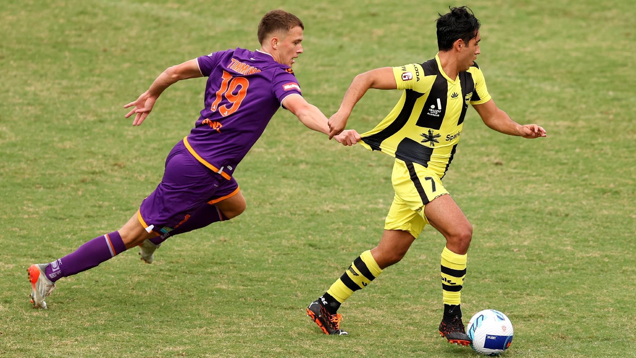  欧冠决赛对决在即！休斯顿火箭演练定位球，新疆男篮密集防守应对